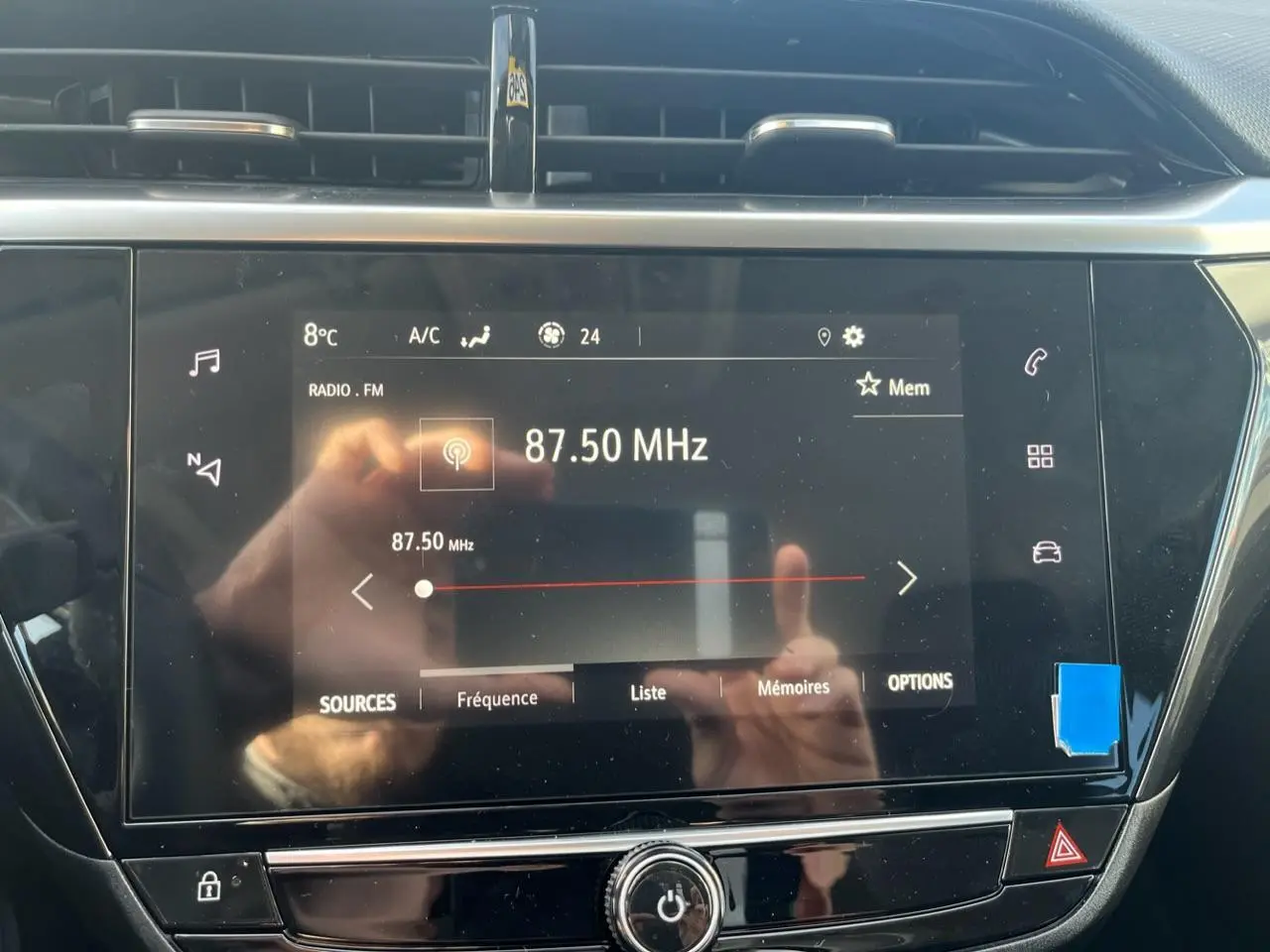 Écran tactile central 7 pouces de l’Opel Corsa blanc 2022 affichant la radio FM à 87,50 MHz, avec commandes tactiles.