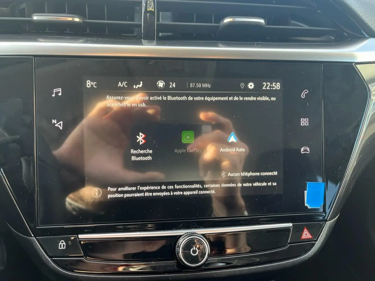 Écran tactile central de l’Opel Corsa 2022 affichant les options Apple CarPlay et Android Auto, avec reflets visibles.