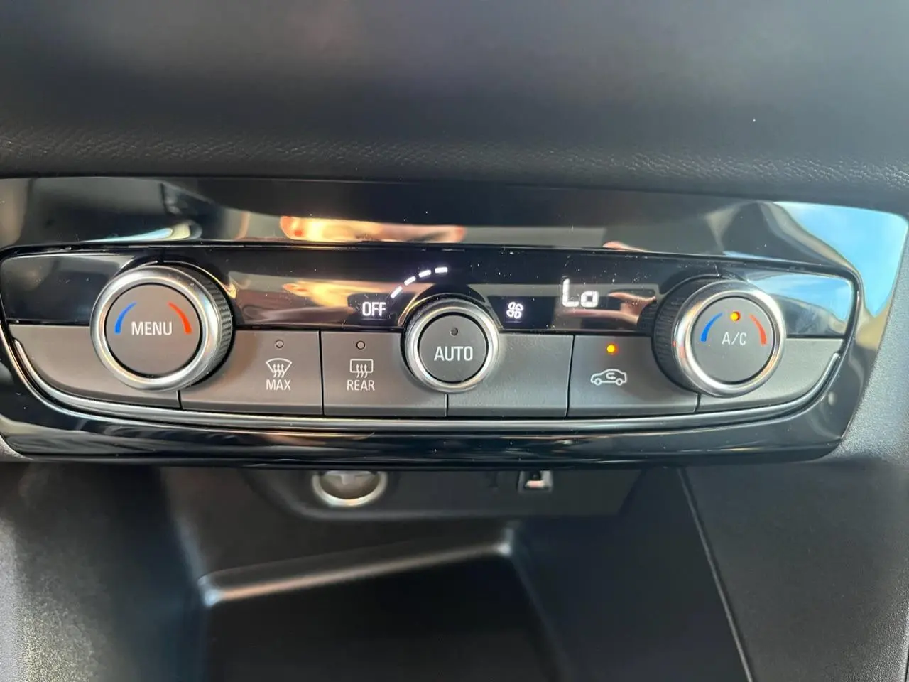 Gros plan sur la commande de climatisation automatique de l’Opel Corsa 2022, finition Elegance.