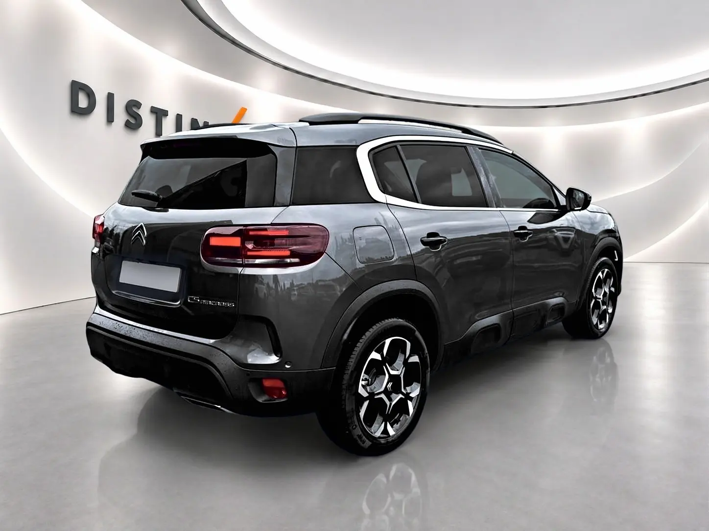 Citroën C5 Aircross gris platinium en 3/4 arrière droit, avec jantes alu et vitres arrière teintées.