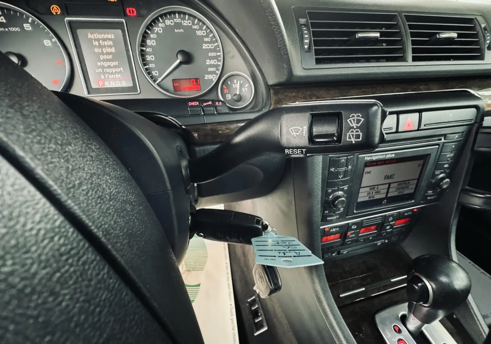 Vue rapprochée du tableau de bord et levier de vitesses automatique d'une Audi S4 Avant 2004, intérieur noir.