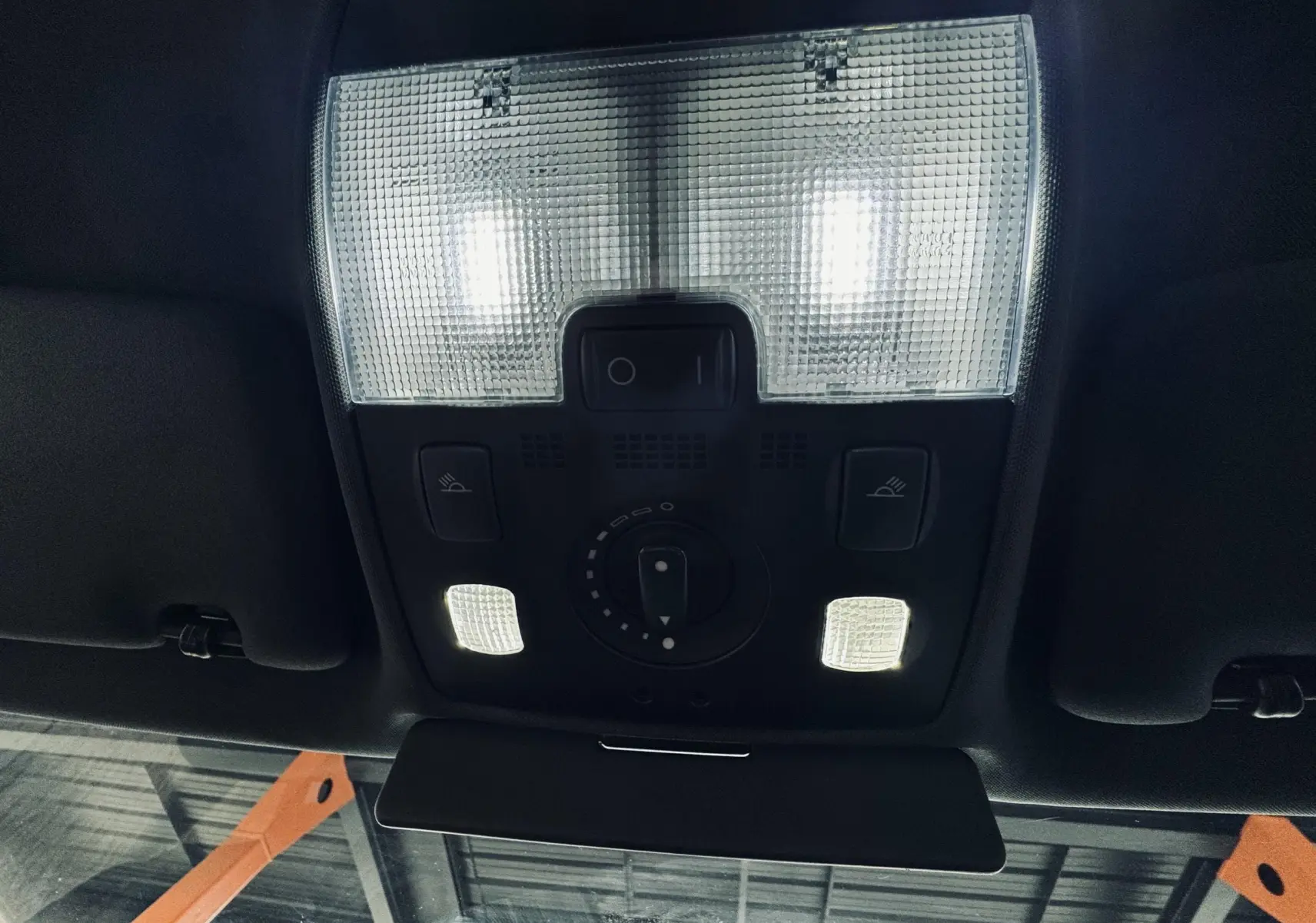 Plafonnier intérieur allumé avec commandes d’éclairage et pare-soleil noir dans l’Audi S4 Avant verte de 2004