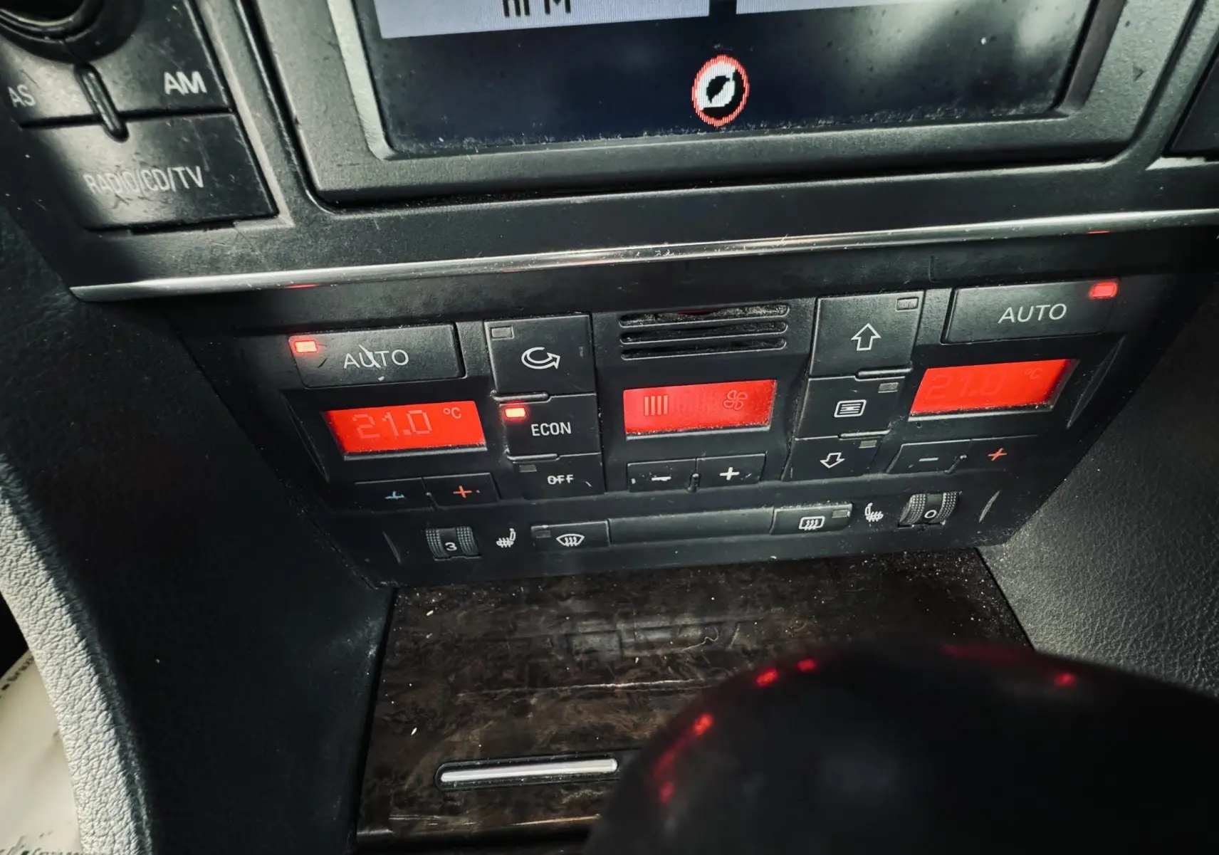 Panneau de climatisation avec affichage digital rouge et commandes tactiles dans l'Audi S4 Avant 2004.