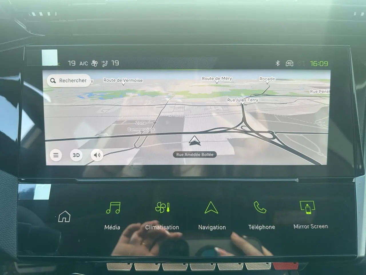 Écran tactile central du Peugeot 308 2025 affichant la navigation et les commandes multimédia et climatisation.