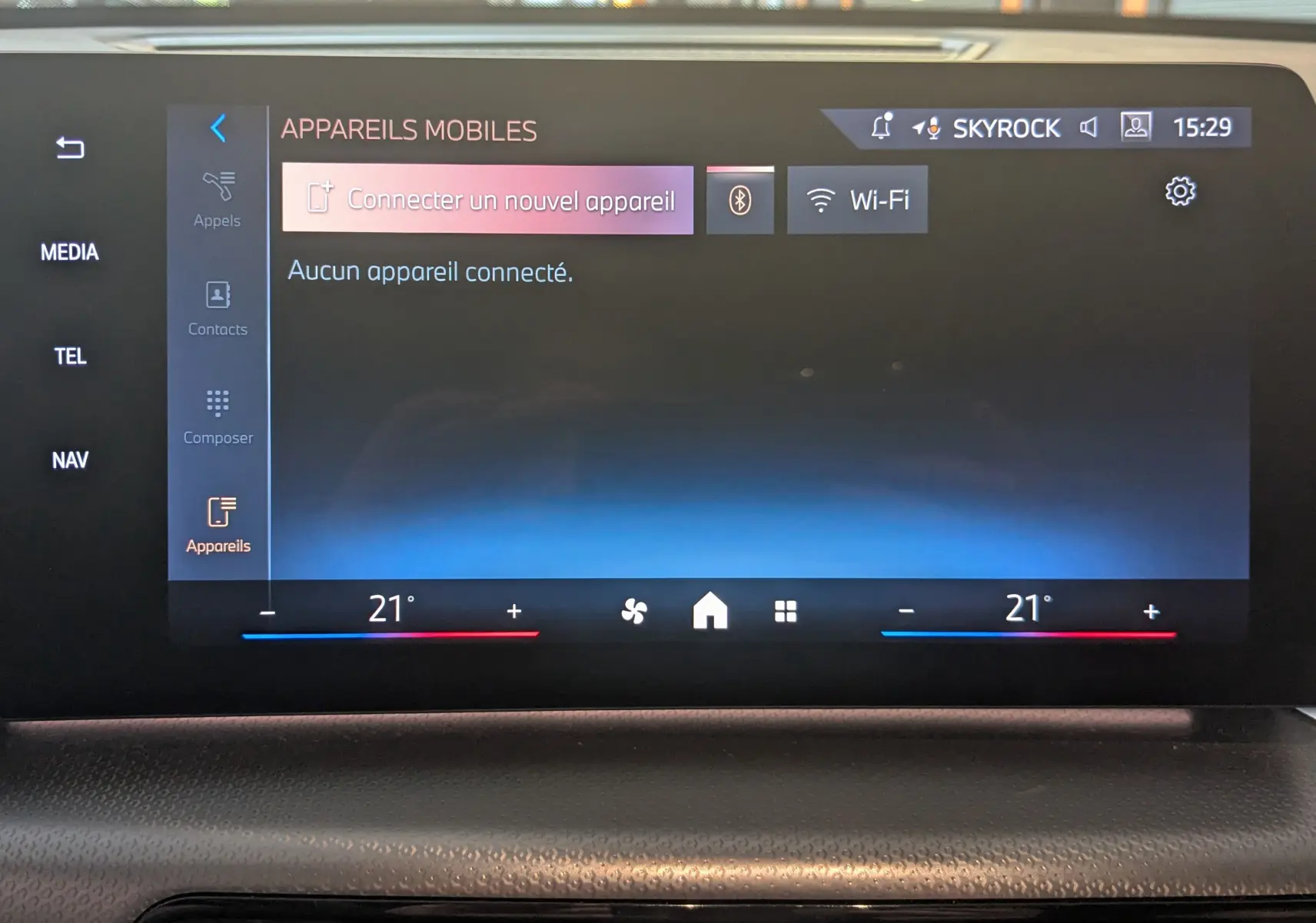 Écran tactile central du BMW X1 2025 affichant le menu de connexion Bluetooth et réglage de la climatisation à 21°C.