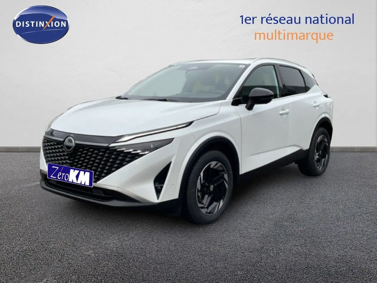 Nissan Qashqai blanc nacré métal en 3/4 avant droit, avec calandre noire et jantes noires distinctives.