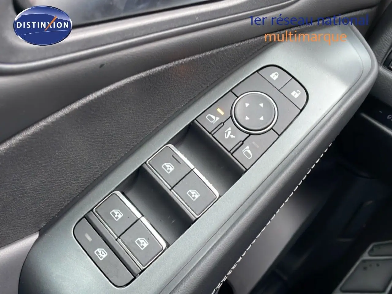 Gros plan sur les commandes des vitres et rétroviseurs côté gauche du Nissan Qashqai blanc nacré 2025.