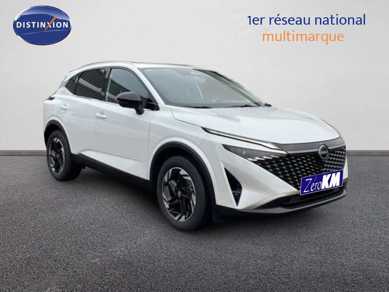 Nissan Qashqai blanc nacré métal en 3/4 avant droit, avec calandre noire et jantes alliage noires.