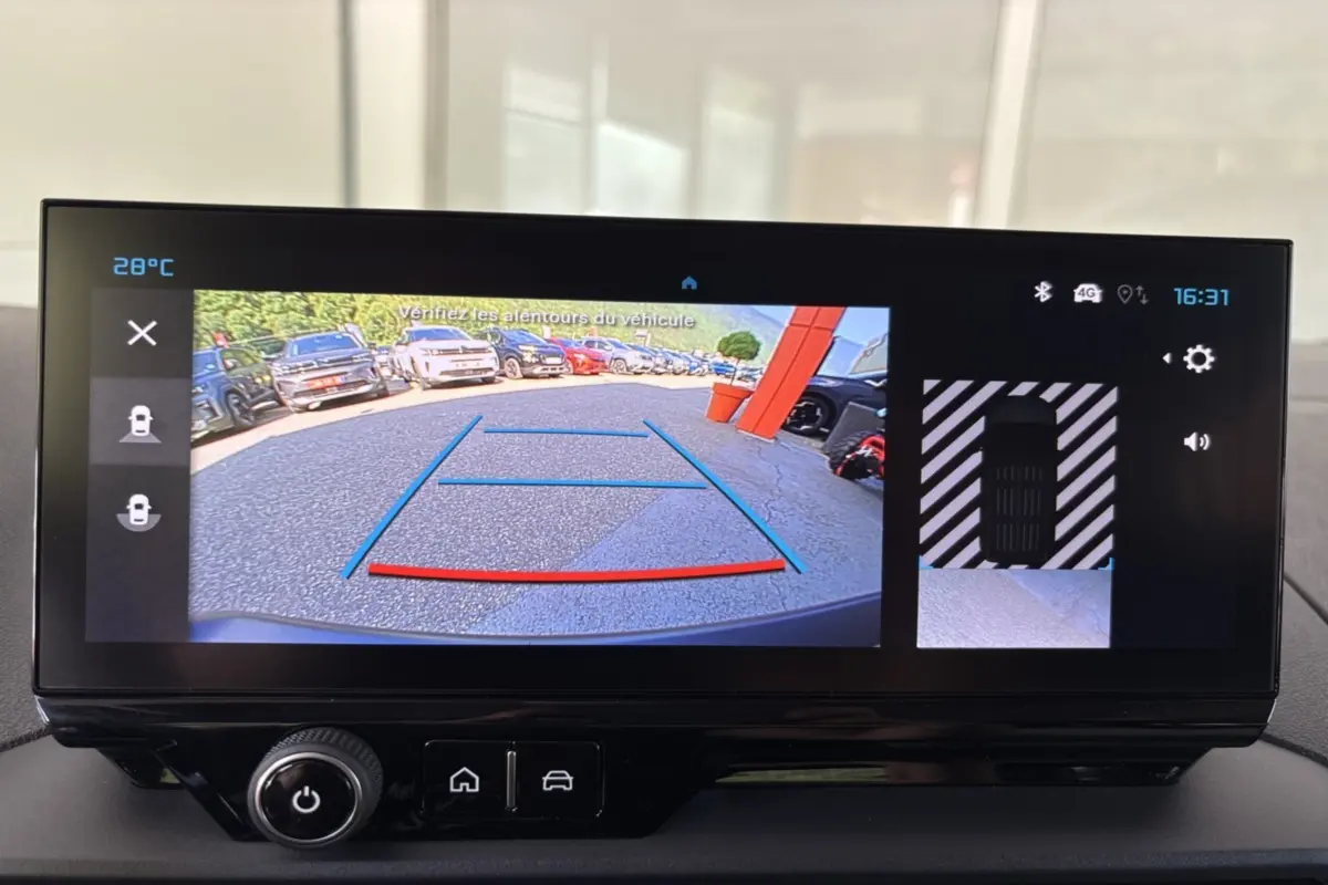 Écran de caméra de recul du Citroën Berlingo Kiama blue montrant l'arrière avec lignes de guidage colorées.