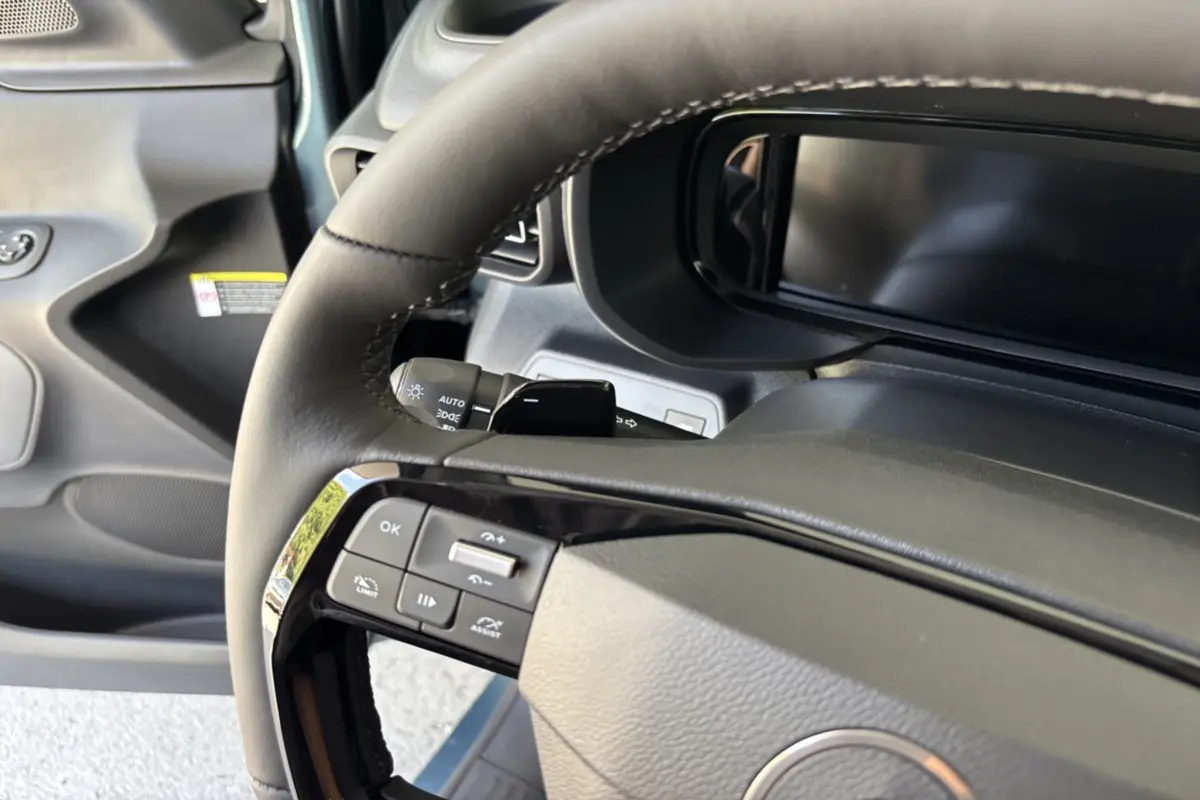 Gros plan sur le volant cuir multifonctions et le tableau de bord numérique du Citroën Berlingo Kiama Blue 2026.