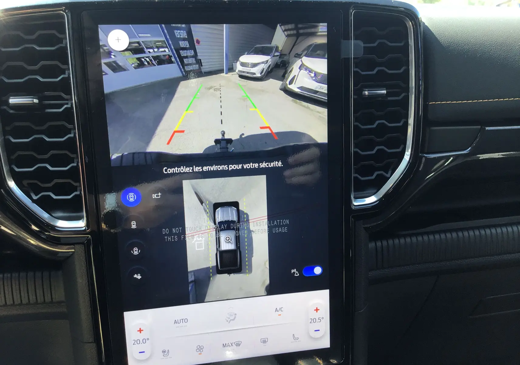 Écran central du Ford Ranger Wildtrak 2025 montrant la caméra 360° et l'aide au stationnement avec vue arrière.