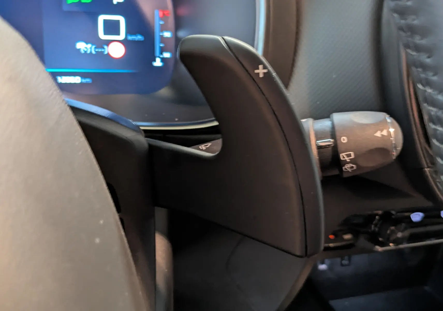 Gros plan sur la palette de changement de vitesse côté droit du volant dans l'habitacle du Citroën C5 Aircross hybride noir 2025.