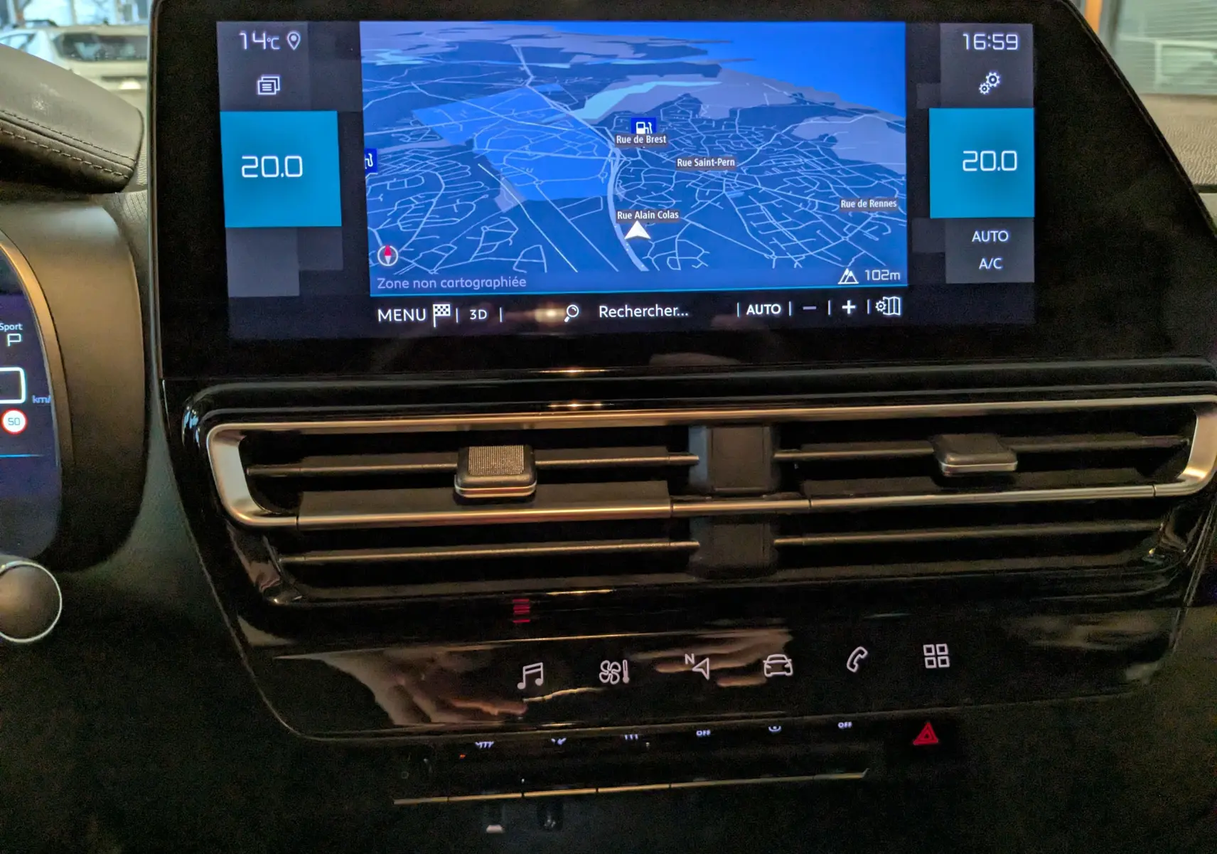 Vue rapprochée de l’écran central tactile du Citroën C5 Aircross hybride 2025 noir, affichant la navigation GPS.