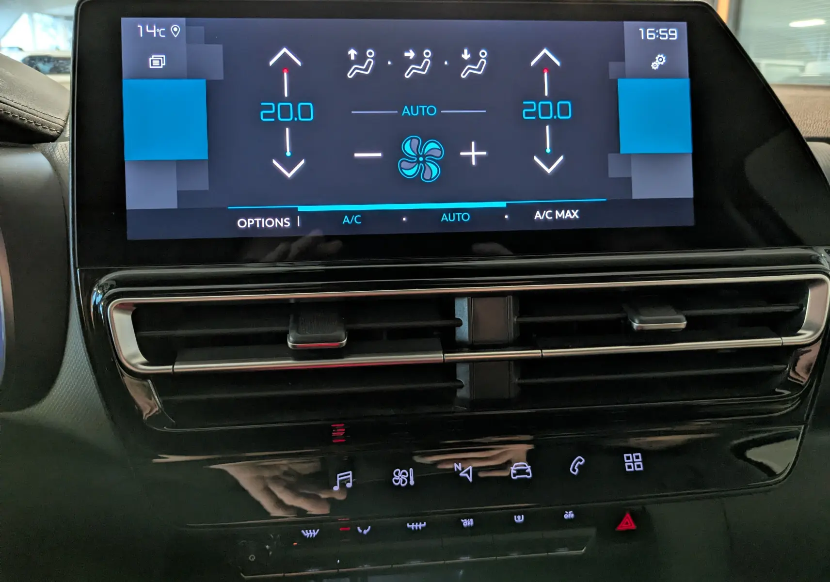 Écran tactile de la climatisation bizone et aérateurs centraux dans l’habitacle noir du Citroën C5 Aircross hybride 2025.