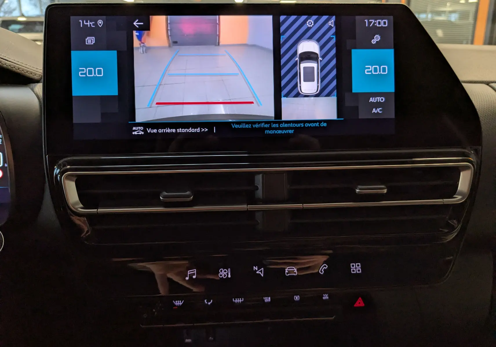 Écran tactile intérieur du Citroën C5 Aircross hybride 2025 montrant la caméra de recul et l'affichage de la climatisation.