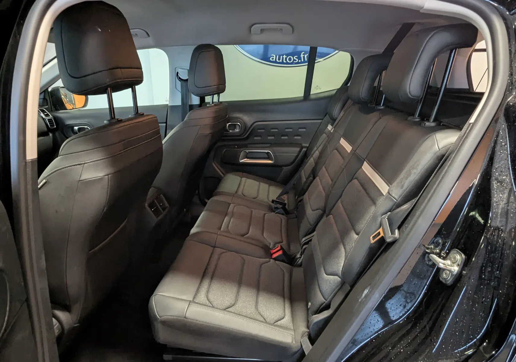 Vue intérieure côté droit des sièges arrière noirs en tissu et TEP du Citroën C5 Aircross Hybride 2025.