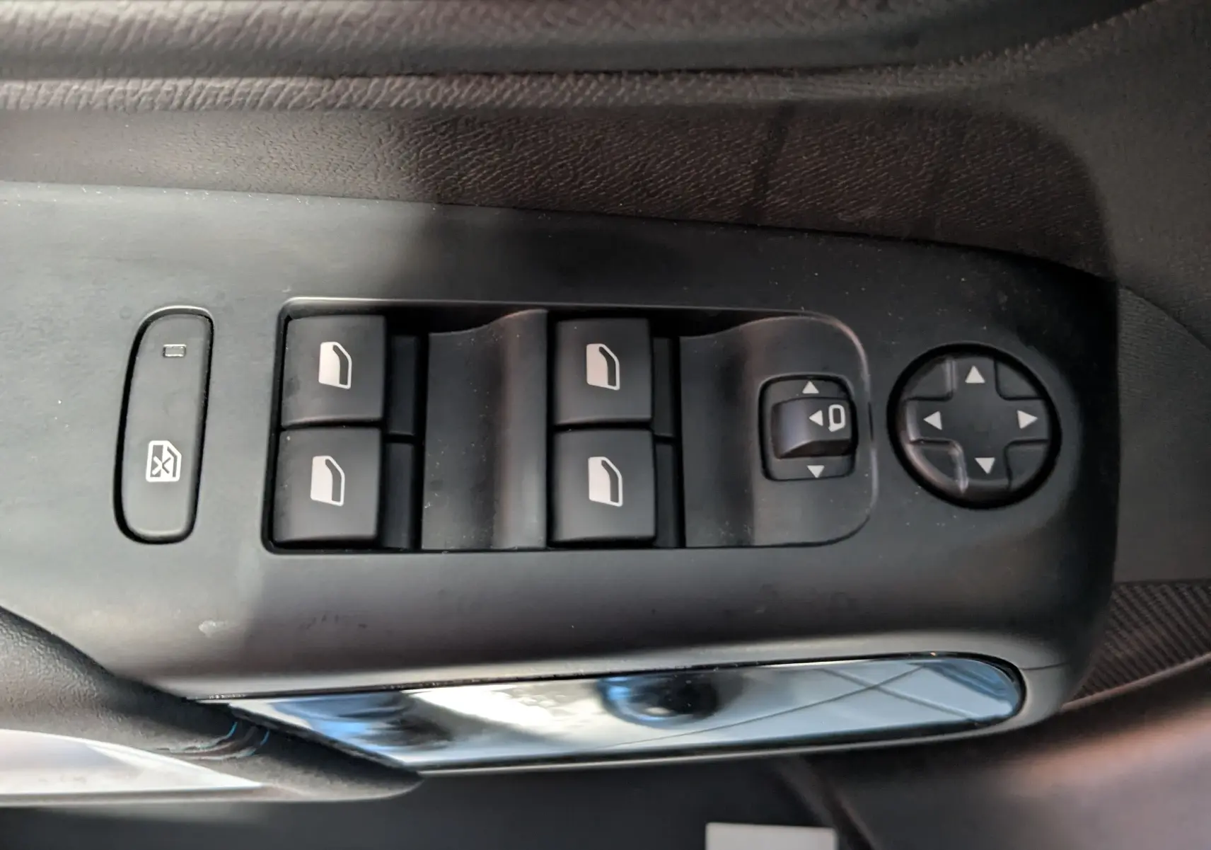 Gros plan sur les commandes de lève-vitres et réglage des rétroviseurs côté conducteur du Citroën C5 Aircross hybride noir 2025.