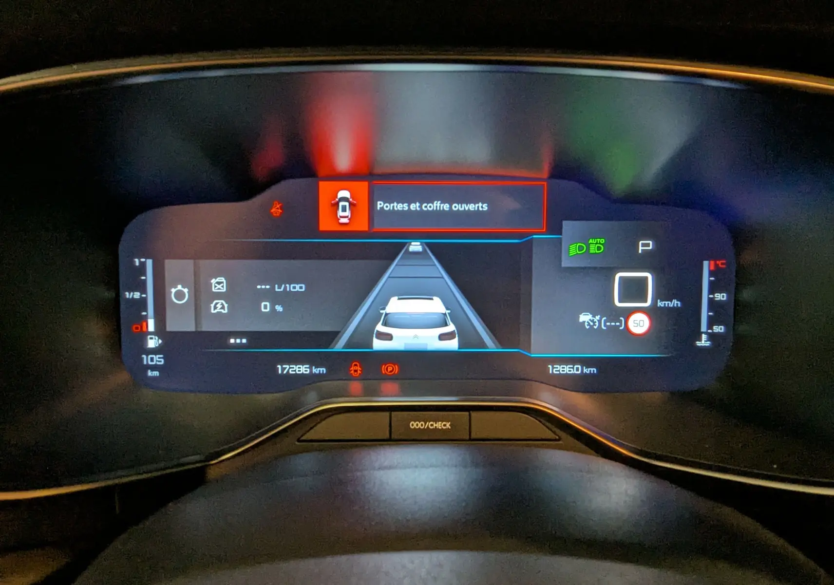 Tableau de bord numérique du Citroën C5 Aircross hybride 2025 affichant une alerte portes et coffre ouverts.