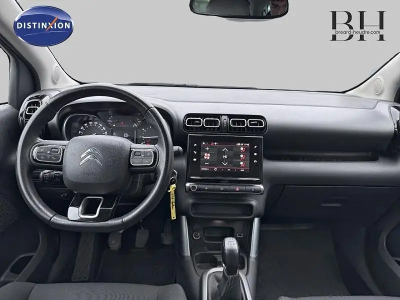 Vue frontale de l'habitacle du Citroën C3 Aircross 2018, tableau de bord noir avec écran tactile central et volant cuir.