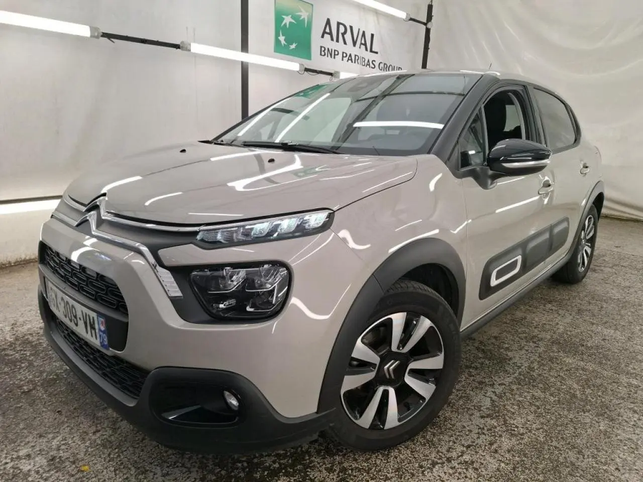 Citroën C3 beige clair vue 3/4 avant droit, avec Airbump noir et jantes alliage diamantées.