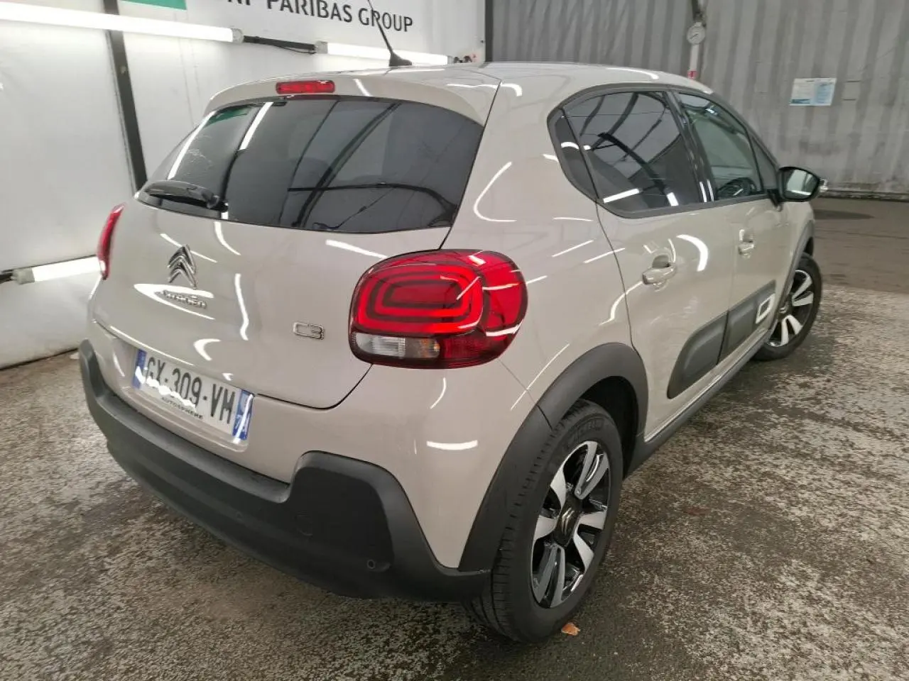 Citroën C3 beige clair vue 3/4 arrière droit, avec Airbump noir et jantes alliage diamantées.