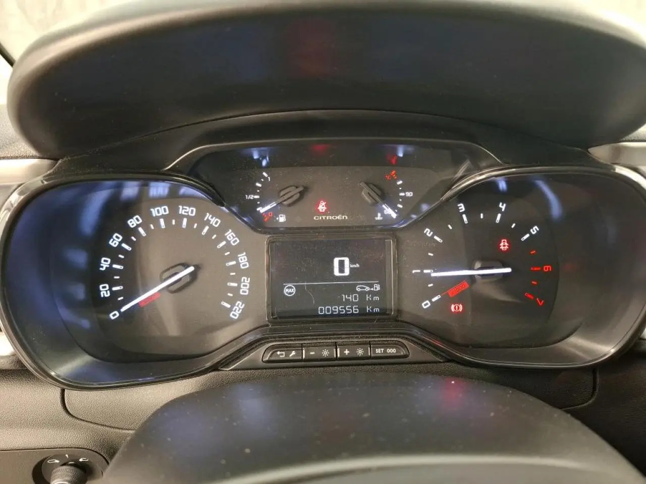 Vue rapprochée du tableau de bord numérique de la Citroën C3 2024, affichant compteur et jauges éclairés.