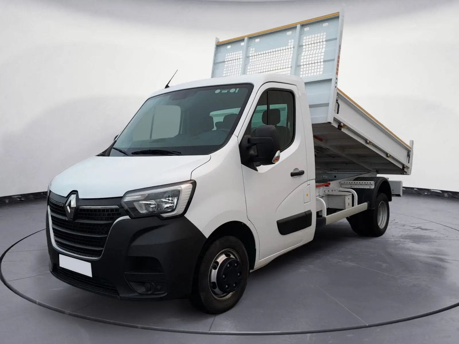 Renault Master blanc vue 3/4 avant droit avec benne relevée, cabine simple et pare-chocs noir mat.