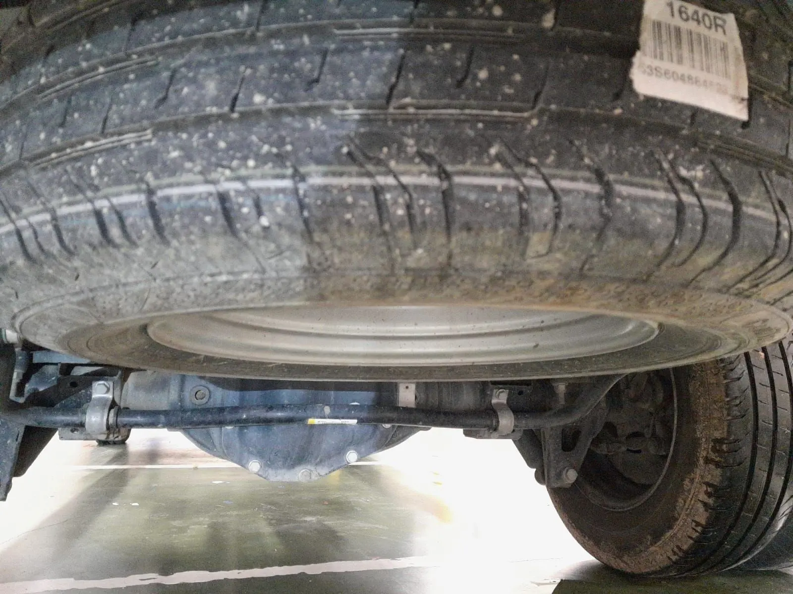 Gros plan sous le Renault Master blanc 2024 montrant la roue de secours et le train arrière avec suspension.
