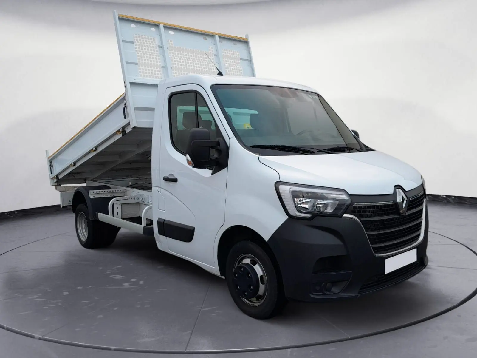 Renault Master blanc en 3/4 avant droit avec benne relevée, mettant en valeur sa carrosserie utilitaire 2024.