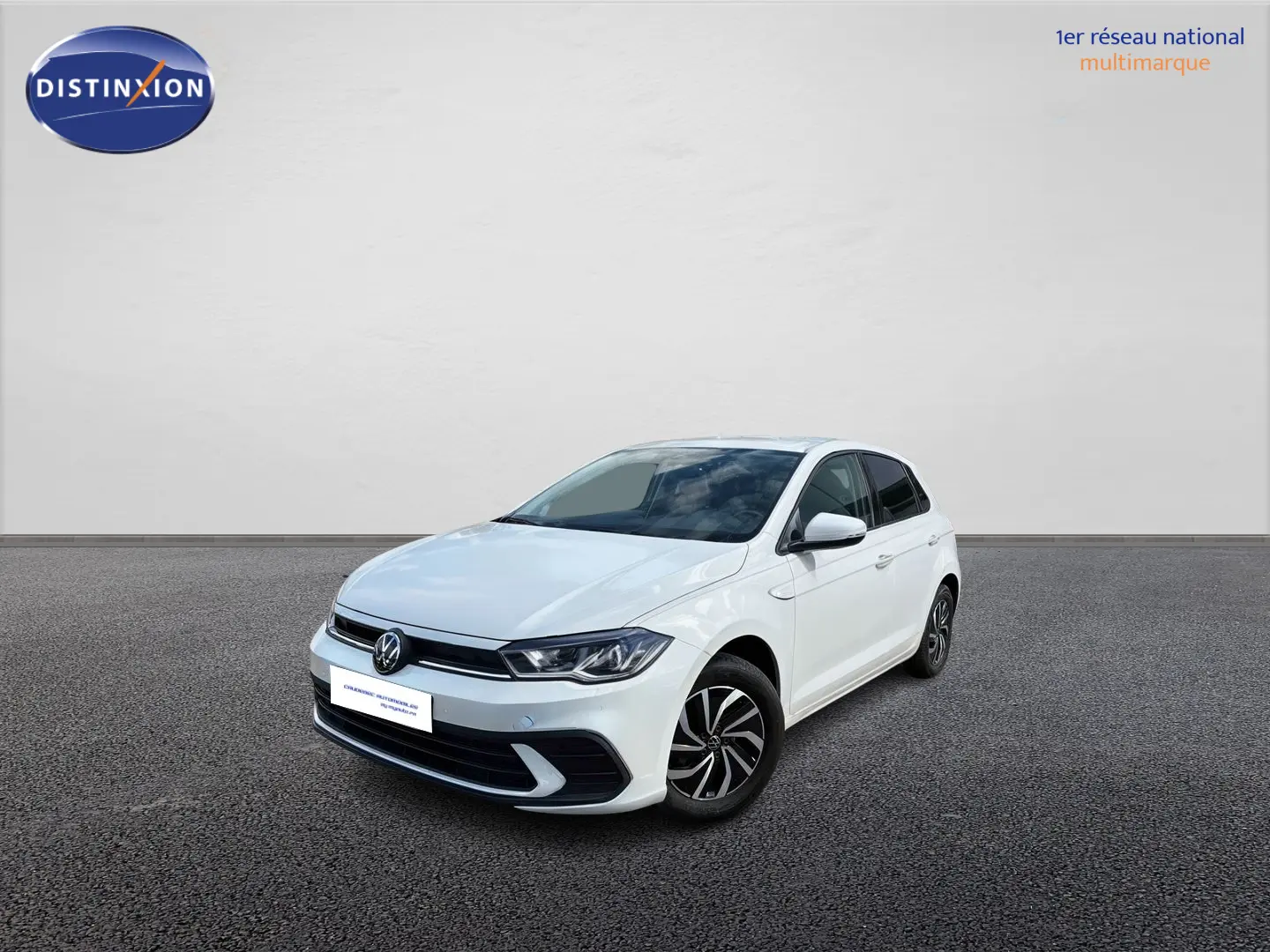 Volkswagen Polo blanche vue en 3/4 avant droit, avec jantes alliage et phares LED allumés.