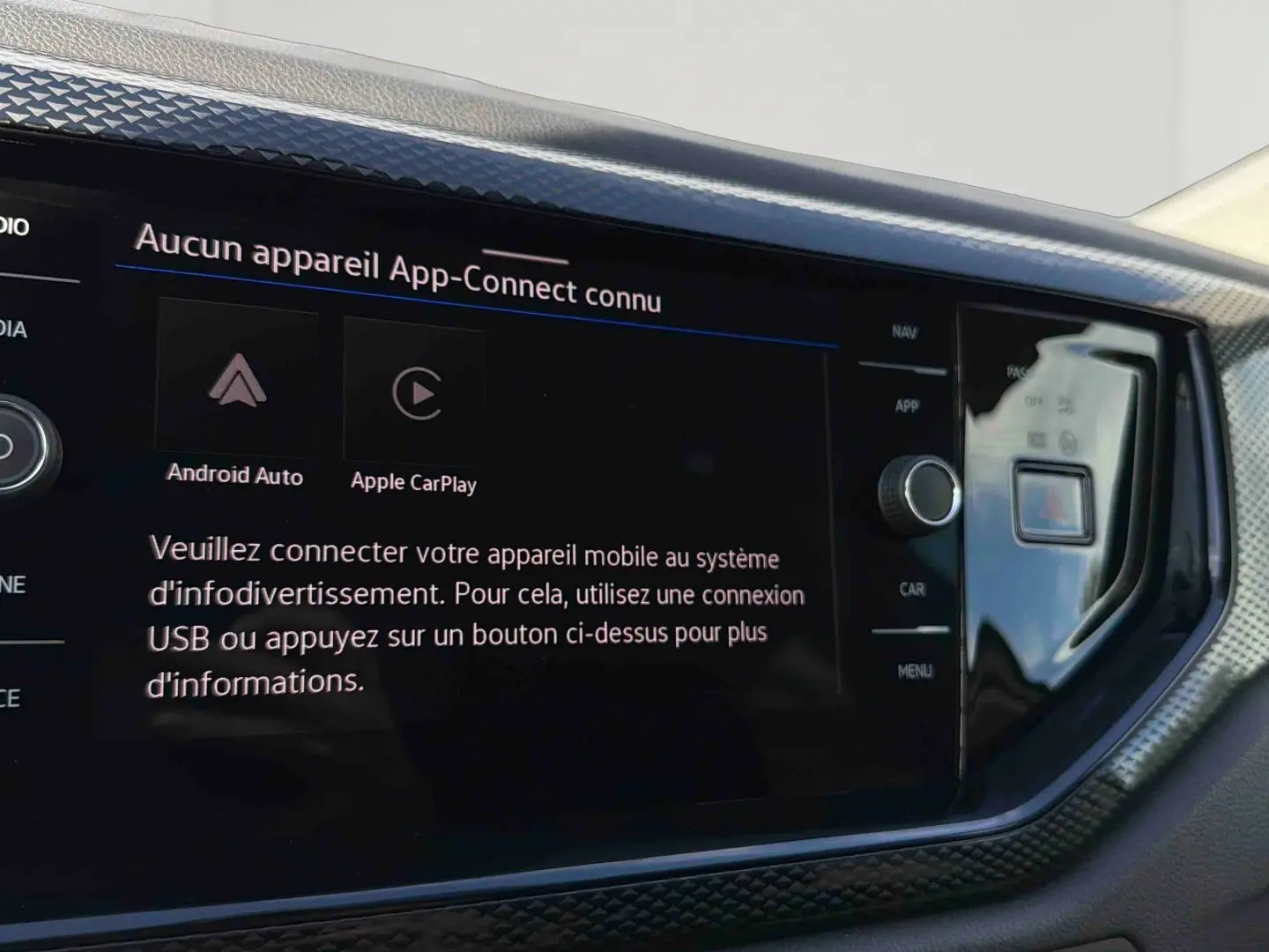 Écran tactile central du système App-Connect dans l’habitacle d’une Volkswagen Polo blanche, vue rapprochée.