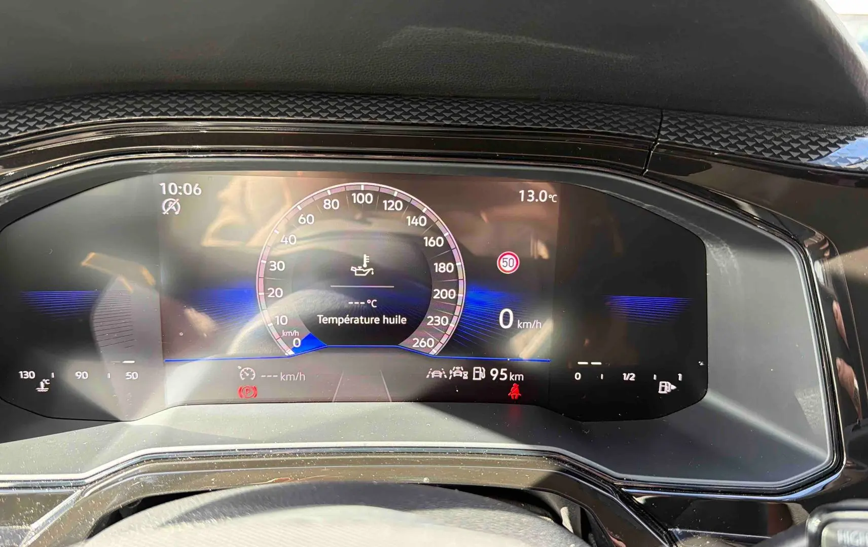 Vue rapprochée du combiné d'instruments digital noir de la Volkswagen Polo 2025 affichant la vitesse et la température extérieure.