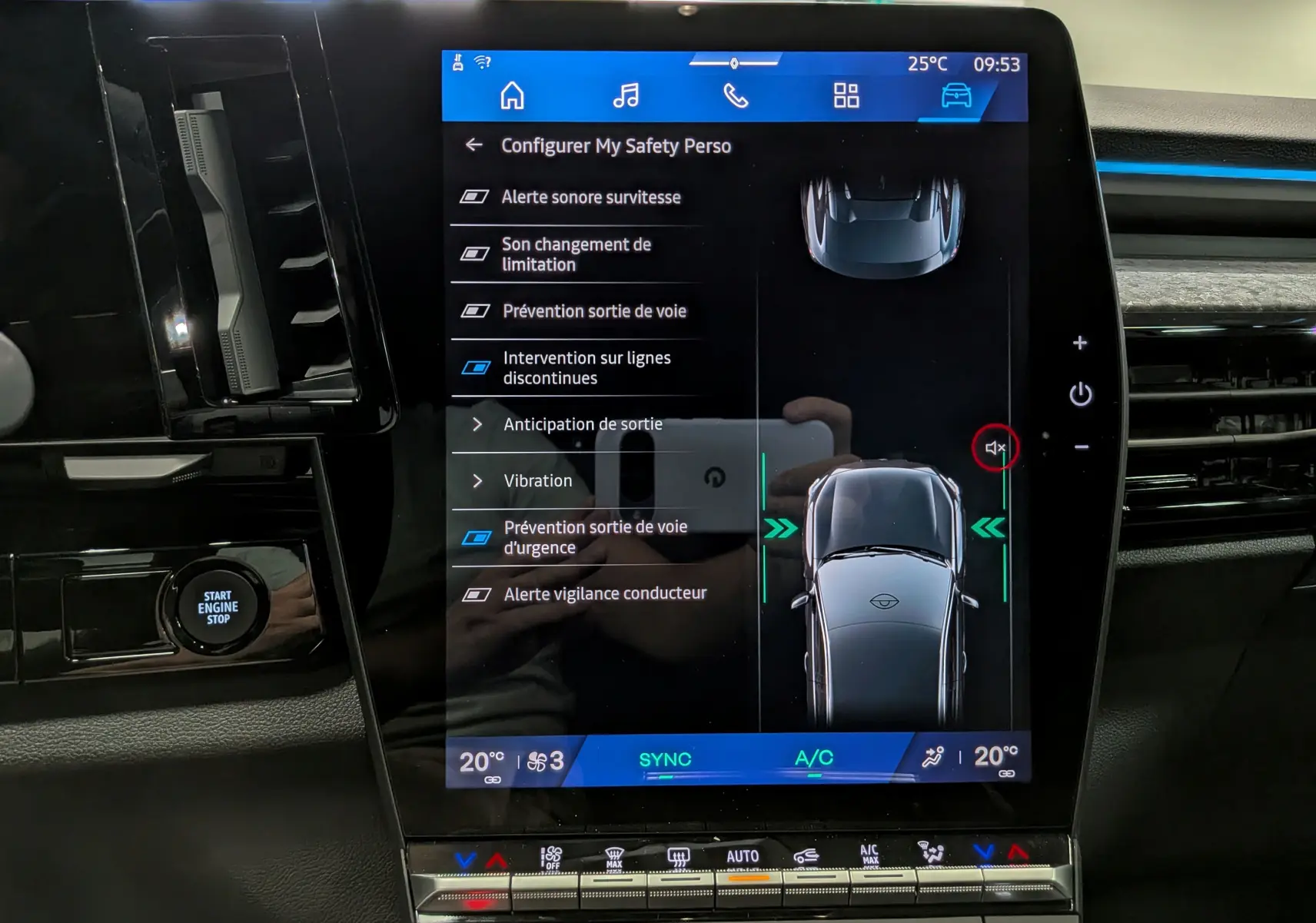 Écran tactile central affichant les réglages d'aide à la conduite du Renault Rafale E-Tech, intérieur noir avec détails bleus.