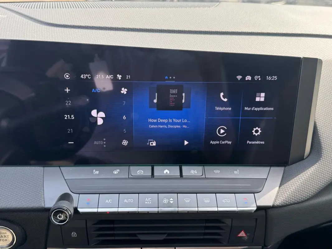 Écran tactile central de l’Opel Astra 2024 gris, affichant la climatisation et les options multimédia.