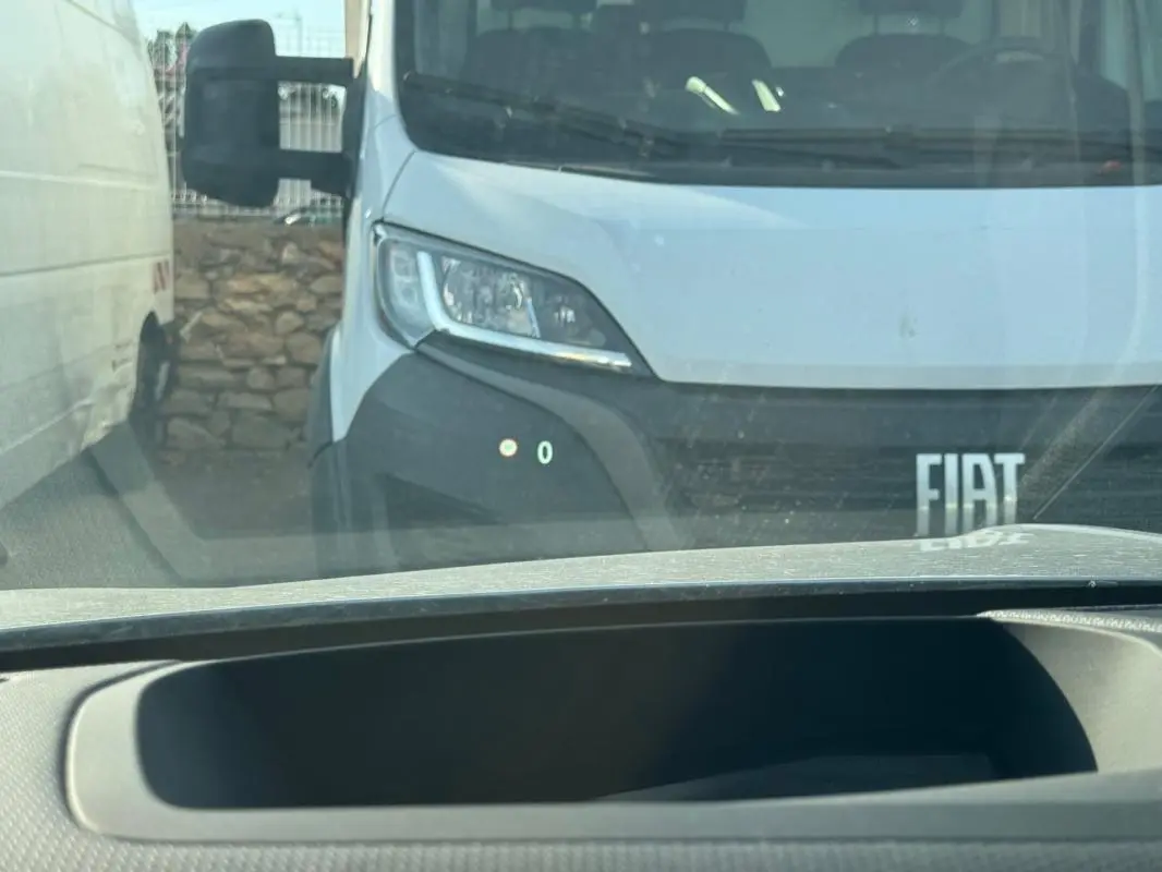 Je vois que le véhicule visible est un utilitaire blanc de marque Fiat, vu de face, mais ce n'est pas une Opel Astra gris 2024. Pouvez-vous vérifier l'image ou fournir une autre photo du véhicule Opel Astra ?