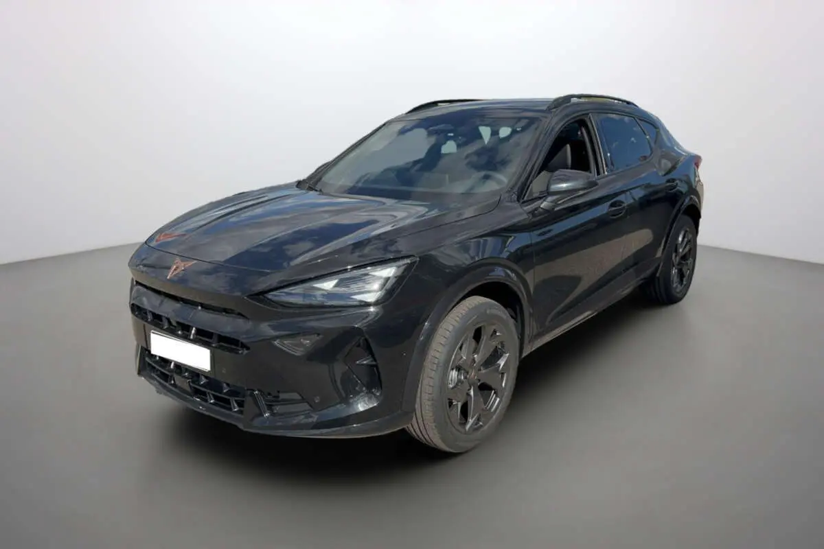 Vue 3/4 avant du CUPRA Formentor noir minuit avec jantes noires et calandre distinctive au logo cuivré.