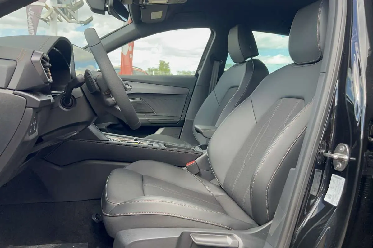 Vue intérieure côté conducteur de la CUPRA Formentor noir minuit, sièges sport en cuir avec surpiqûres contrastées.