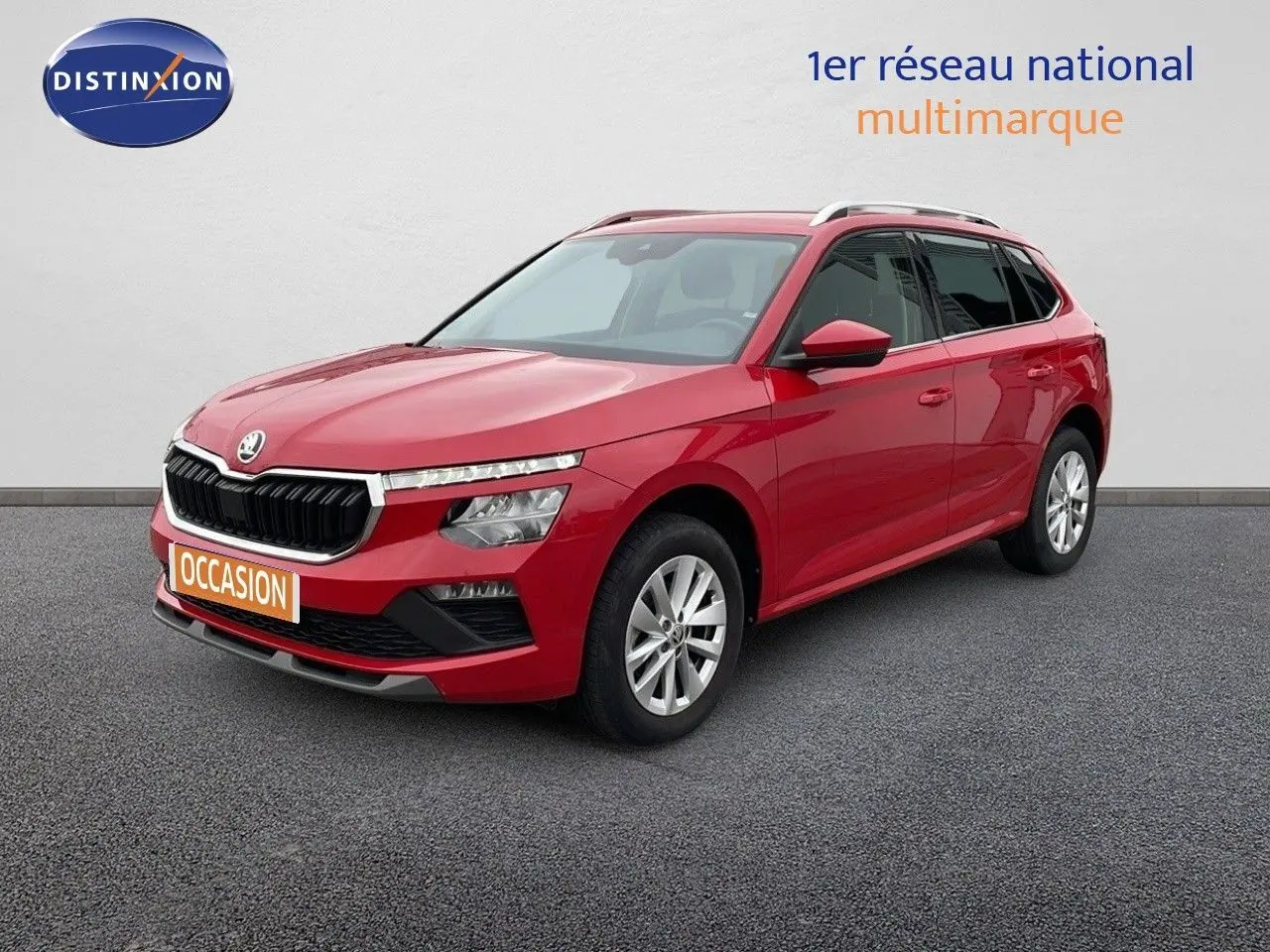 Vue 3/4 avant droite d’un Skoda Kamiq rouge Velvet Metal avec jantes alliage et toit ouvrant.