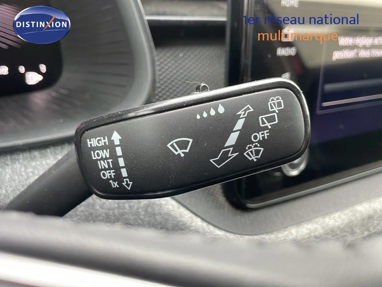 Gros plan sur la commande des essuie-glaces à gauche du volant dans l’habitacle du Skoda Kamiq rouge Velvet Metal 2024.
