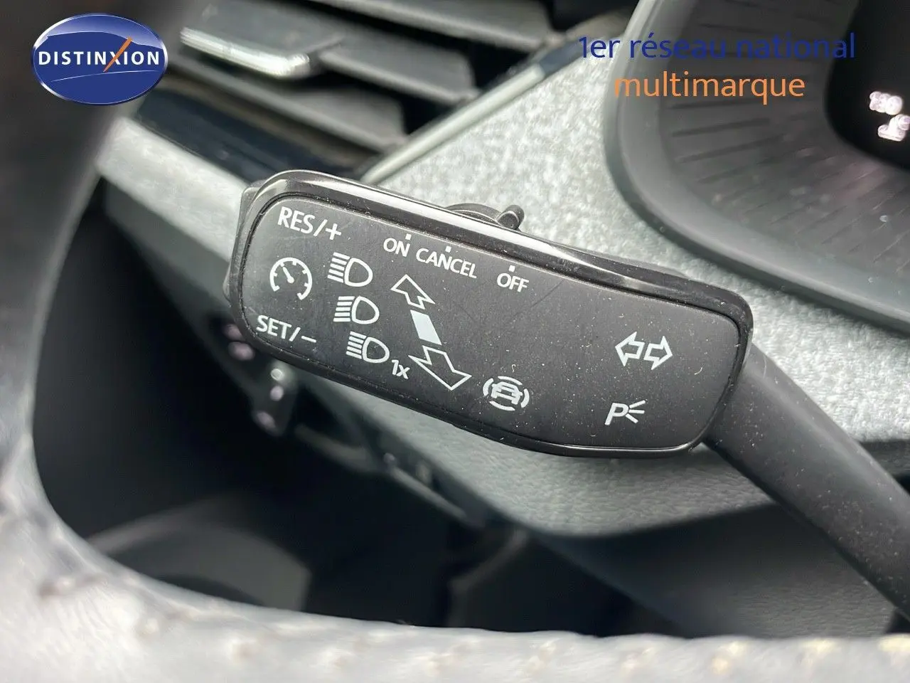 Gros plan sur la commande de régulateur de vitesse et feux du Skoda Kamiq 2024, intérieur gris et noir.