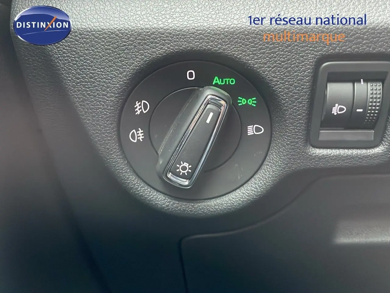 Gros plan sur la molette de réglage des phares du Skoda Kamiq 2024, avec indication en mode automatique.