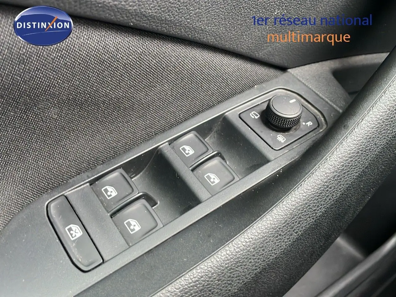 Gros plan sur les commandes des vitres et des rétroviseurs côté conducteur d'une Skoda Kamiq rouge Velvet Metal 2024.