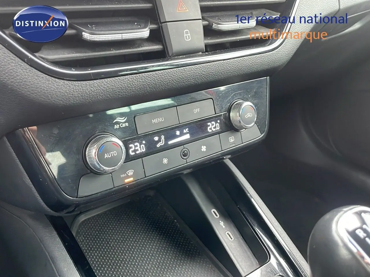 Vue rapprochée de la console centrale du Skoda Kamiq 2024, mettant en valeur la climatisation automatique et la boîte manuelle.
