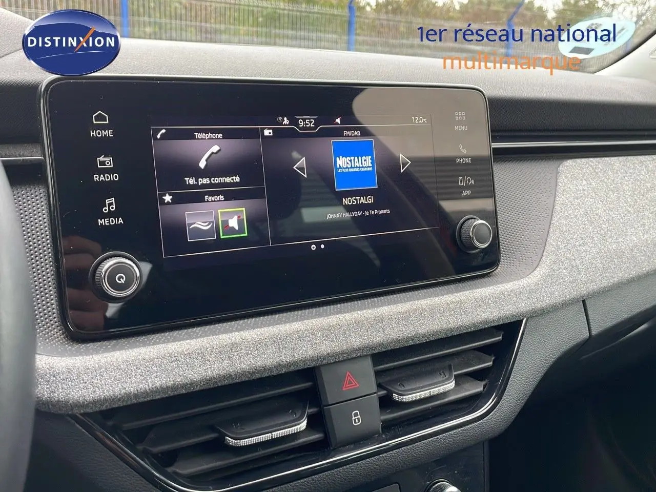 Vue rapprochée de l’écran tactile central du Skoda Kamiq 2024 rouge Velvet Metal, affichant l’interface multimédia.