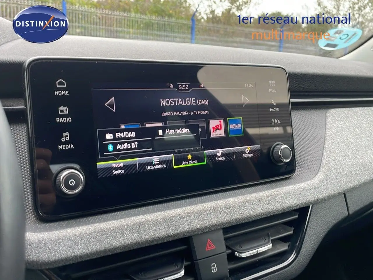 Écran tactile central du tableau de bord du Skoda Kamiq 2024, affichant la radio en mode FM/DAB.