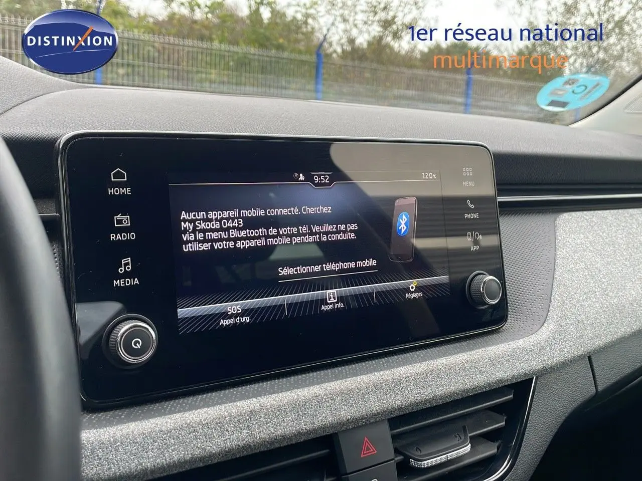 Écran tactile central du tableau de bord du Skoda Kamiq 2024, affichant le menu Bluetooth, avec finition tissu gris noir.