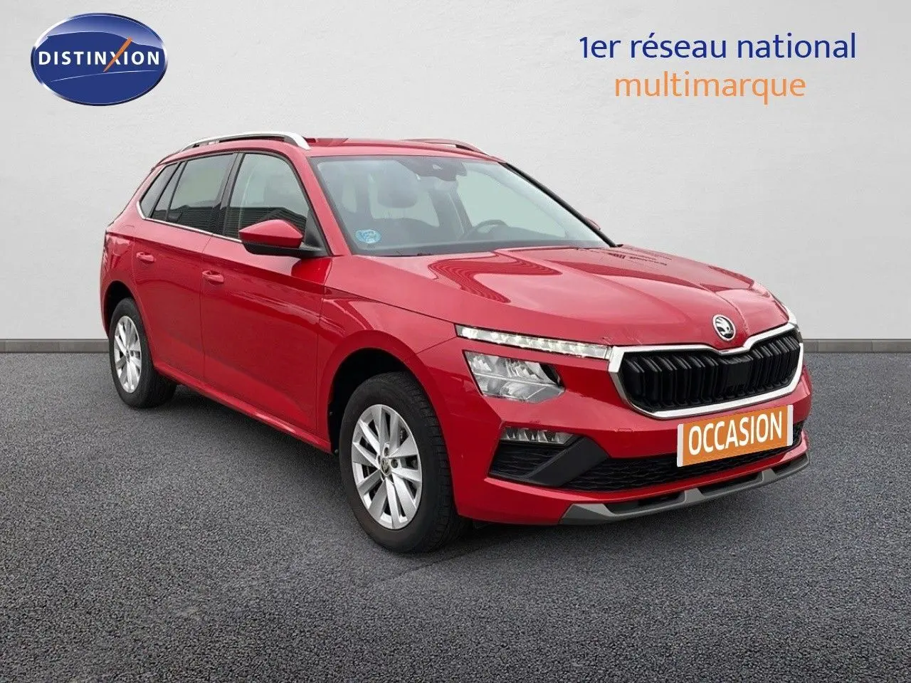 SKODA KAMIQ rouge velvet metal en 3/4 avant droit, avec calandre noire et phares LED distinctifs.