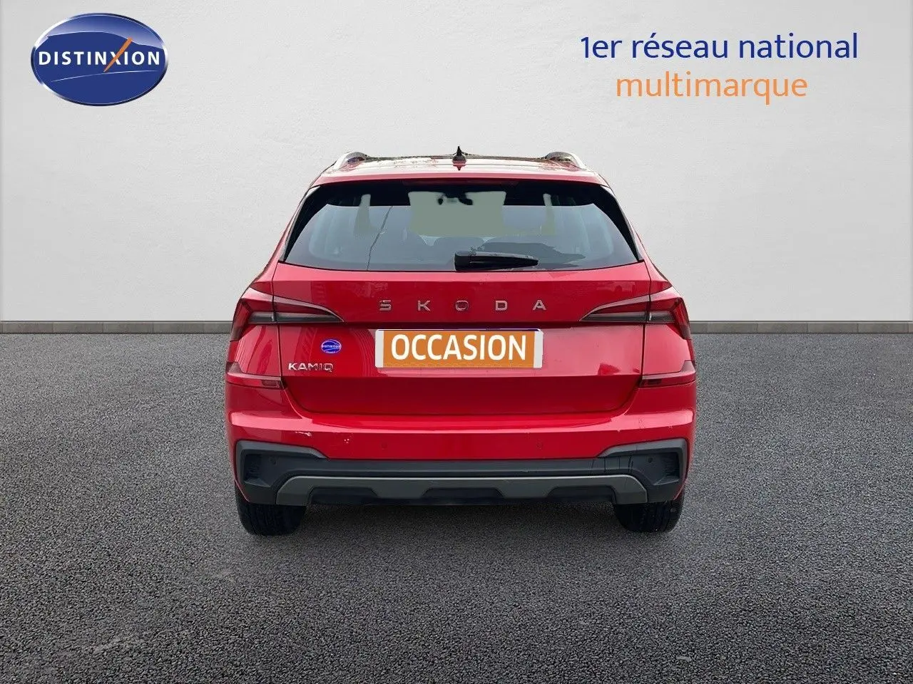 Vue arrière d'un Skoda Kamiq rouge Velvet Metal 2024 avec feux LED et plaque "OCCASION" visible.