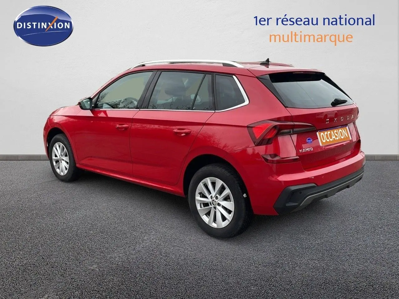 Vue 3/4 arrière droite d'un Skoda Kamiq rouge Velvet Metal avec jantes alliage et toit ouvrant.