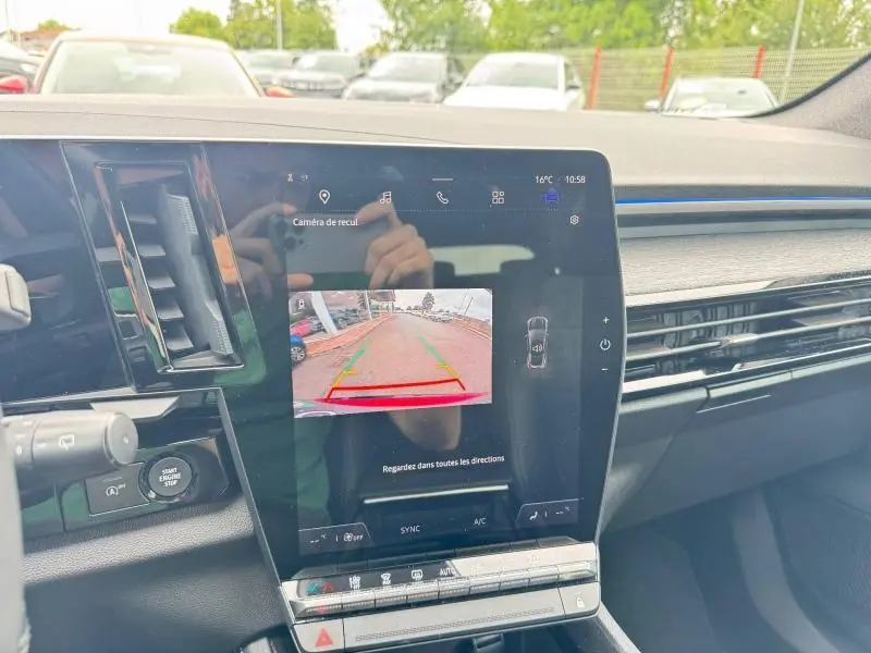 Vue intérieure du tableau de bord du Renault Austral 2024 avec écran tactile affichant la caméra de recul.